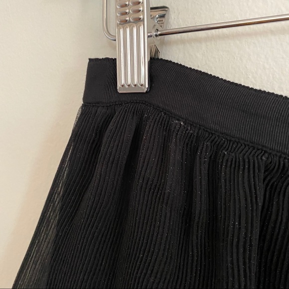 ❌ SOLD || H&M Pleated Shimmer Shorts - Picture 5 of 9